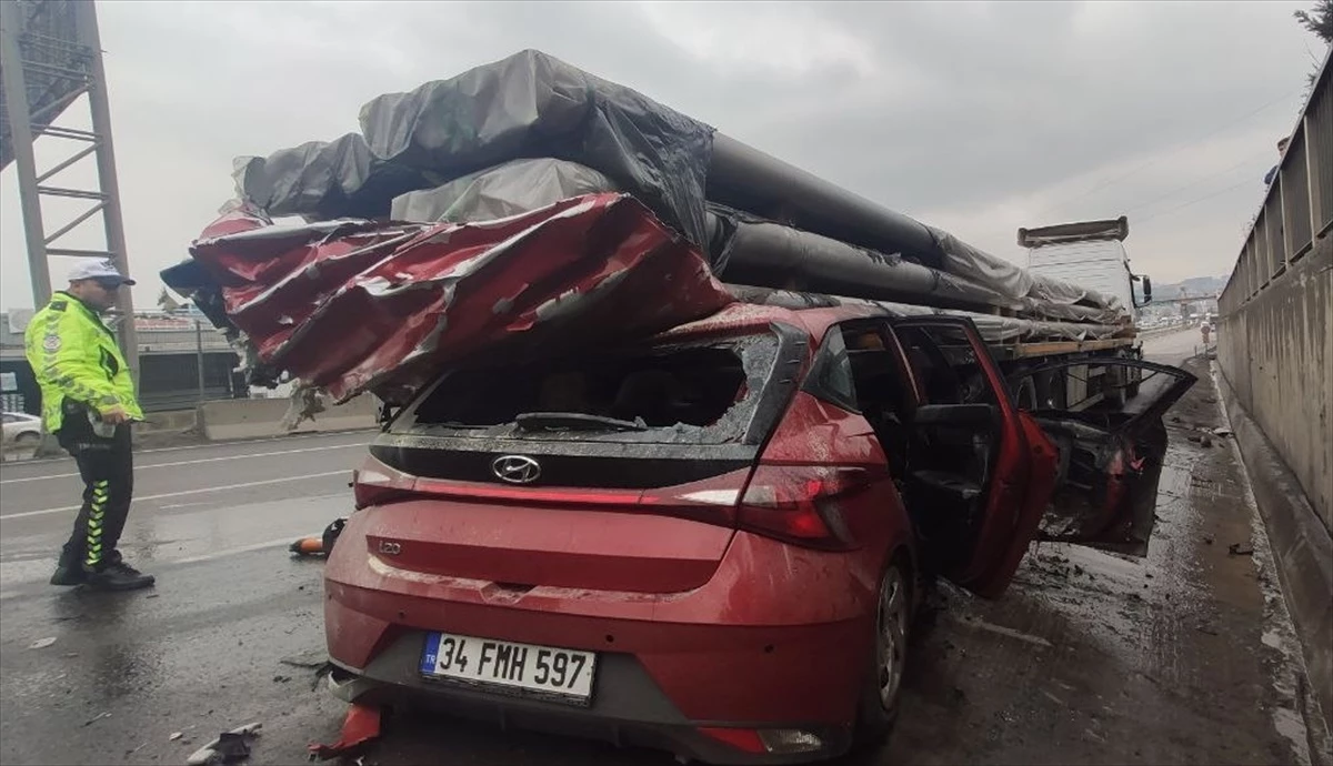 Kocaeli'de tıra çarpan otomobilde sıkışan sürücü hayatını kaybetti