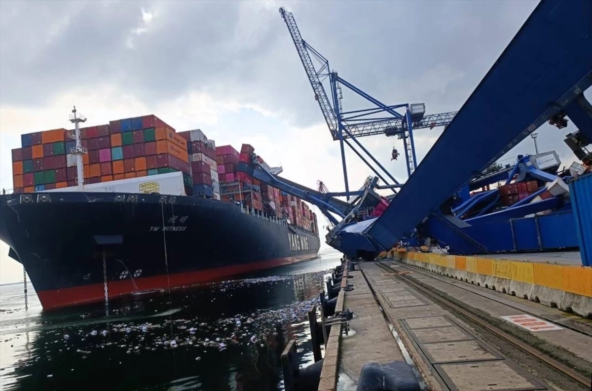 Kocaeli'deki Liman Kazasında Vinçler Devrildi